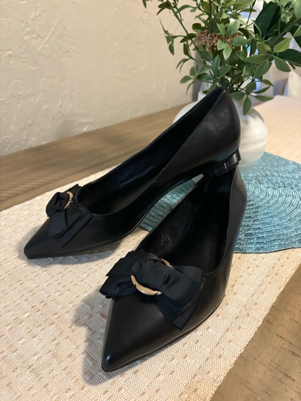 Midnight Velvet Women’s Black Bow Pointed-Toe Pumps
